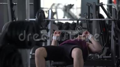 有目的的肥胖男子在健身房举起杠铃，推荐锻炼计划，健康